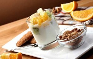Ein gesundes Frühstückt mit Joghurt aus der Joghurtmaschine