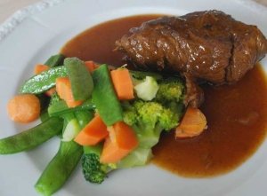 Rinderroulade mit Gemüse - lässt sich ideal im Schongarer zubereiten