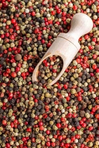 Roter Pfeffer mit anderen Pfefferkörnern