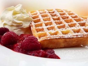 Waffeln mit Sahne und Himbeeren