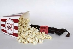 Kino-Popcorn zuhause mit einer Popcornmaschine