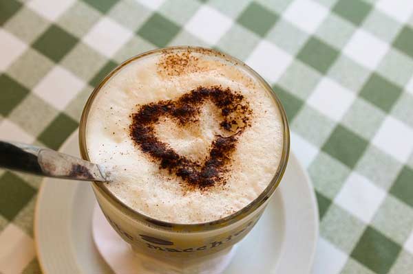 Am Ende steht der perfekte Latte Macchiato - mit Herz zubereitet