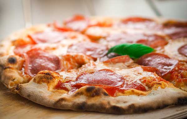 Steinofenpizza kann mit einem Brotbackstein perfekt hergestellt werden