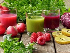 Bunte, vitaminreiche Smoothies schnell selbstgemacht