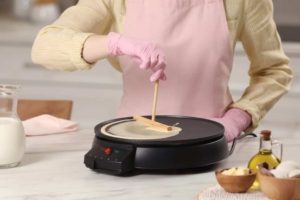 Crepes-Maker (depositphotos.com)