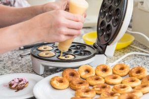 Donutmaker (depositphotos.com)