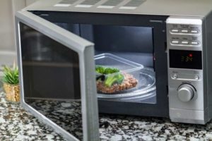 Mikrowellengeschirr (depositphotos.com)