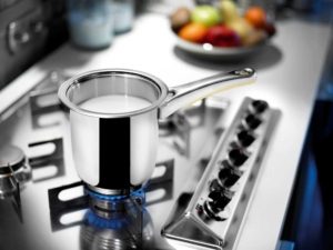 Milchtopf Milchtopf (depositphotos.com)